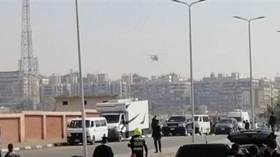 لحظة وصول طائرة جثمان محمد حسني مبارك للمقابر في مصر الجديدة | فيديو
