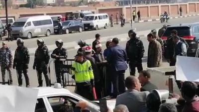 الأمن يسمح لعدد من أئمة الازهر بدخول مقبرة مبارك| فيديو