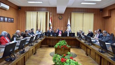 مجلس جامعة بني سويف يستهل اجتماعه بالوقوف دقيقة حداد على روح مبارك