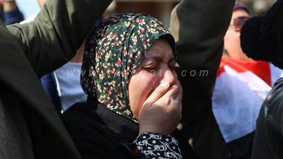 انهيارمحبي مبارك أمام مقبرته خلال مراسم دفنه | صور