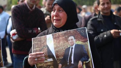 30 صورة ترصد وداع محبي مبارك من مسجد المشير إلى مقبرته