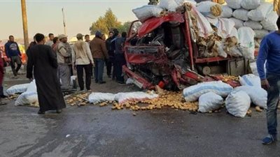 مصرع سائق في انقلاب سيارة بطاطس بطريق 