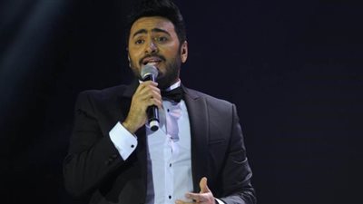 وصول تامر حسني جدة استعدادا لإحياء حفل بمشاركة الأمريكي ايكون