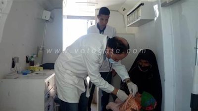 الكشف على 146 مواطنًا مجانًا بقافلة طبية بالبحر الأحمر | صور