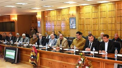 غلق المعابر غير القانونية على خطوط السكك الحديدية بالشرقية | صور