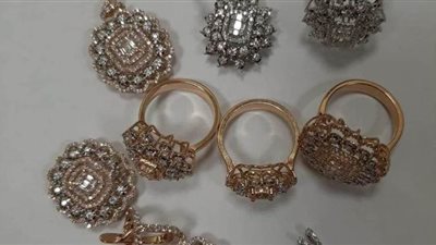 ضبط ١٠ قطع ذهبية مرصعة بالألماس حول جسد راكب بمطار القاهرة | صور