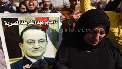 نوبات بكاء تنتاب المواطنين في وداع مبارك بمحيط مسجد المشير | صور