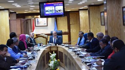 محافظ أسوان: سحب الأراضى المخصصة لـ 5 مشروعات وتوقيع غرامات لعدم جديتها