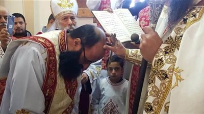 أسقف طما يمنح كاهن كنيسة أبي فام رتبة القمصية