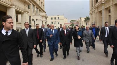 رئيس جامعة القاهرة يبحث التعاون مع وفد من برلمان تشيلي