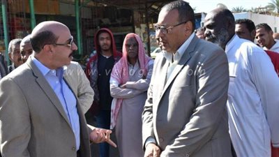 استياء محافظ أسوان من مستوى النظافة بمنطقة صحارى | صور