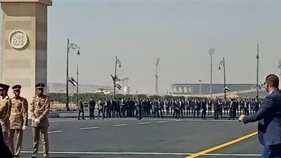 المشاهد الأولى من جنازة مبارك.. طائرة عسكرية تحمل الجثمان.. زكريا عزمي أبرز الحاضرين.. وسيدات يشيّعن الرئيس الراحل بالبكاء
