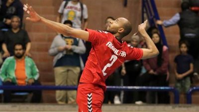 كابتن الأهلي محتفلا بكأس البطولة العربية: ملوك الطائرة في مصر