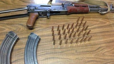 انقلاب السيارة كشفته.. حبس عامل لحيازته 2800 طلقة نارية في سوهاج