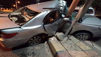 بالأسماء.. إصابة 5 أشخاص في تصادم سيارة بعمود إنارة ببني سويف