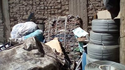 محافظ أسوان يقرر غلق مخازن الخردة لمواجهة سرقة أغطية البالوعات | صور