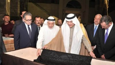 لحظة تسلم مصر جزءا من كسوة الكعبة لعرضها بمتحف العاصمة الإدارية | فيديو