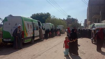 الكشف على 2100 مواطن بقافلة طبية في سوهاج| صور