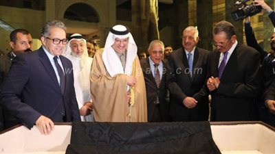 مصر تتسلم جزءا من كسوة الكعبة لعرضه بمتحف العاصمة الإدارية | صور