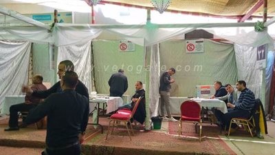 انصار المرشحين بانتخابات المهندسين يستقبلون الناخبين بالورود والبلونات | صور