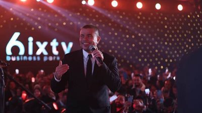 عمرو دياب يحتفل بألبومه 