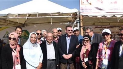 نقيب المهندسين يلتقط صورا تذكارية مع 