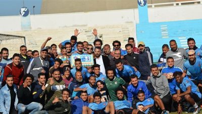 لاعبو وجماهير غزل المحلة يحتفلون بعيد ميلاد كابتن الفريق | صور