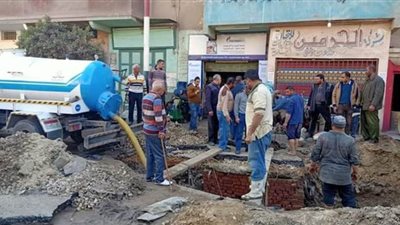 إصلاح كسر فى خط مياه رئيسي بشارع الجيش في زفتي | صور