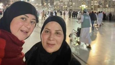 مي نور الشريف وبوسي تؤديان مناسك العمرة| صور