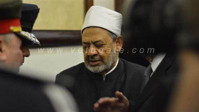 شيخ الأزهر يقدم العزاء فى مبارك بمسجد المشير طنطاوي| فيديو