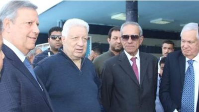 مرتضى منصور يصافح السفير التونسي ووفد الترجي عقب انتهاء المباراة