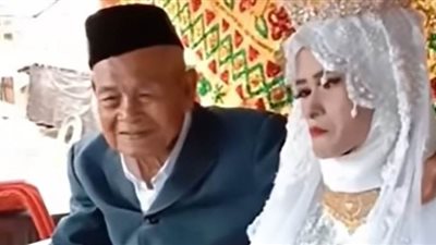 إندونيسي عمره 100 عام يتزوج من فتاة في بداية العشرينيات| صور