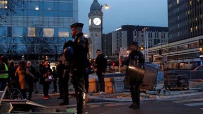 إخلاء محطة قطار باريس بعد نشوب حريق ضخم| صور