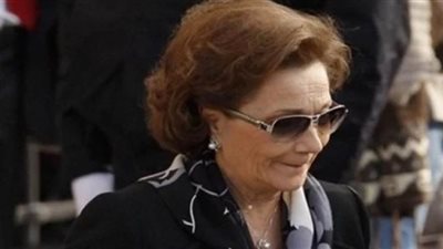 سوزان مبارك تغادر عزاء الرئيس الأسبق بمسجد المشير طنطاوي