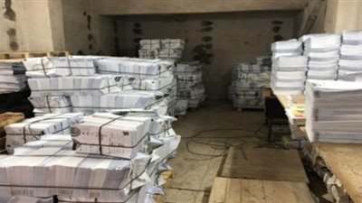 لحظة مصادرة 412 ألف نسخة كتاب مقلد داخل مطبعة بدار السلام | فيديو