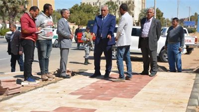 محافظ الوادى الجديد يتابع أعمال رفع كفاءة طريق الداخلة وسوق الخميس|صور