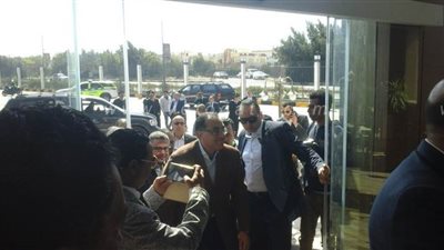 رئيس الوزراء يتفقد منشآت متحف الغردقة ويصافح السائحين