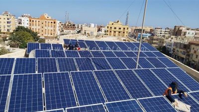 طالبات الطاقة الشمسية يشاركن في صيانة محطة كهرباء وسط الغردقة | صور