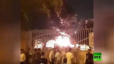 محتجون إيرانيون يشعلون النار في مركز صحي بسبب كورونا | فيديو