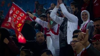 مشجعة زملكاوية تخطف الأضواء في مباراة الأهلي وصن داونز