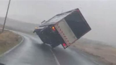 رياح قوية تتسبب في انقلاب شاحنة ضخمة | فيديو