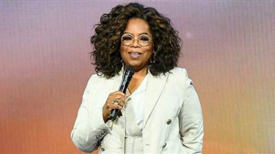 أوبرا وينفري تسقط على المسرح أثناء حديثها عن التوازن | فيديو