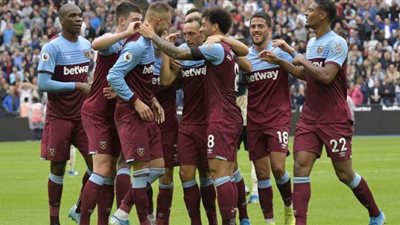 بسبب كورونا.. نادي وست هام يمنع المصافحة باليد بين اللاعبين