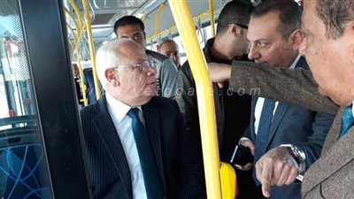 محافظ بورسعيد يتفقد الأتوبيس الذكى الجديد للتأكد من ملاءمته للتشغيل | صور