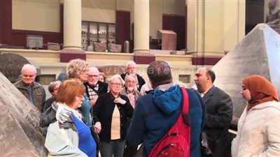 المتحف المصري بالتحرير يستقبل زائرين مكفوفين من ألمانيا | صور