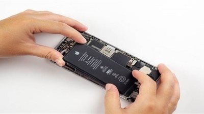 آبل تضطر لبيع هواتف ببطاريات قابلة للإزالة في أوروبا