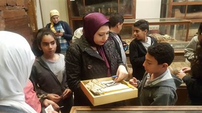 السياحة والآثار تنظم برنامجا توعويا لطلاب المرحلة الإعدادية | صور