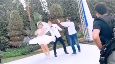 جيهان خليل تخطف الأنظار بفستان زفاف بكواليس 