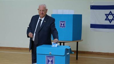 الرئيس الإسرائيلي يدلي بصوته في انتخابات الاحتلال | فيديو