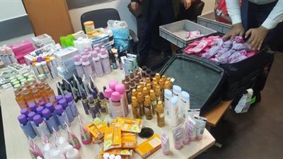 ضبط راكب حاول تهريب مستحضرات تجميل بمطار القاهرة | صور